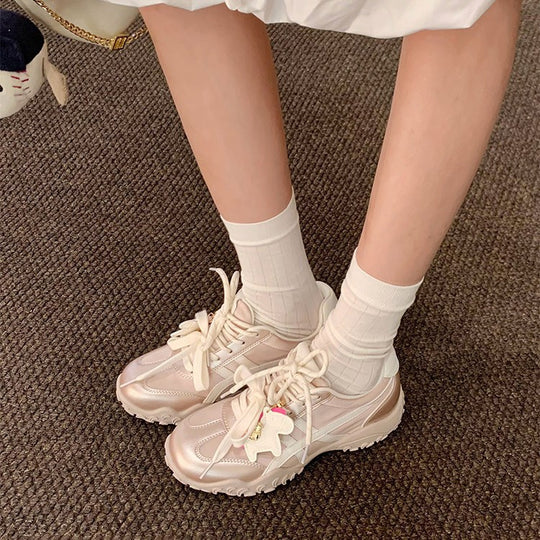 Damen modische Sneakers mit blühenden Applikationen und dämpfender Sohle EB