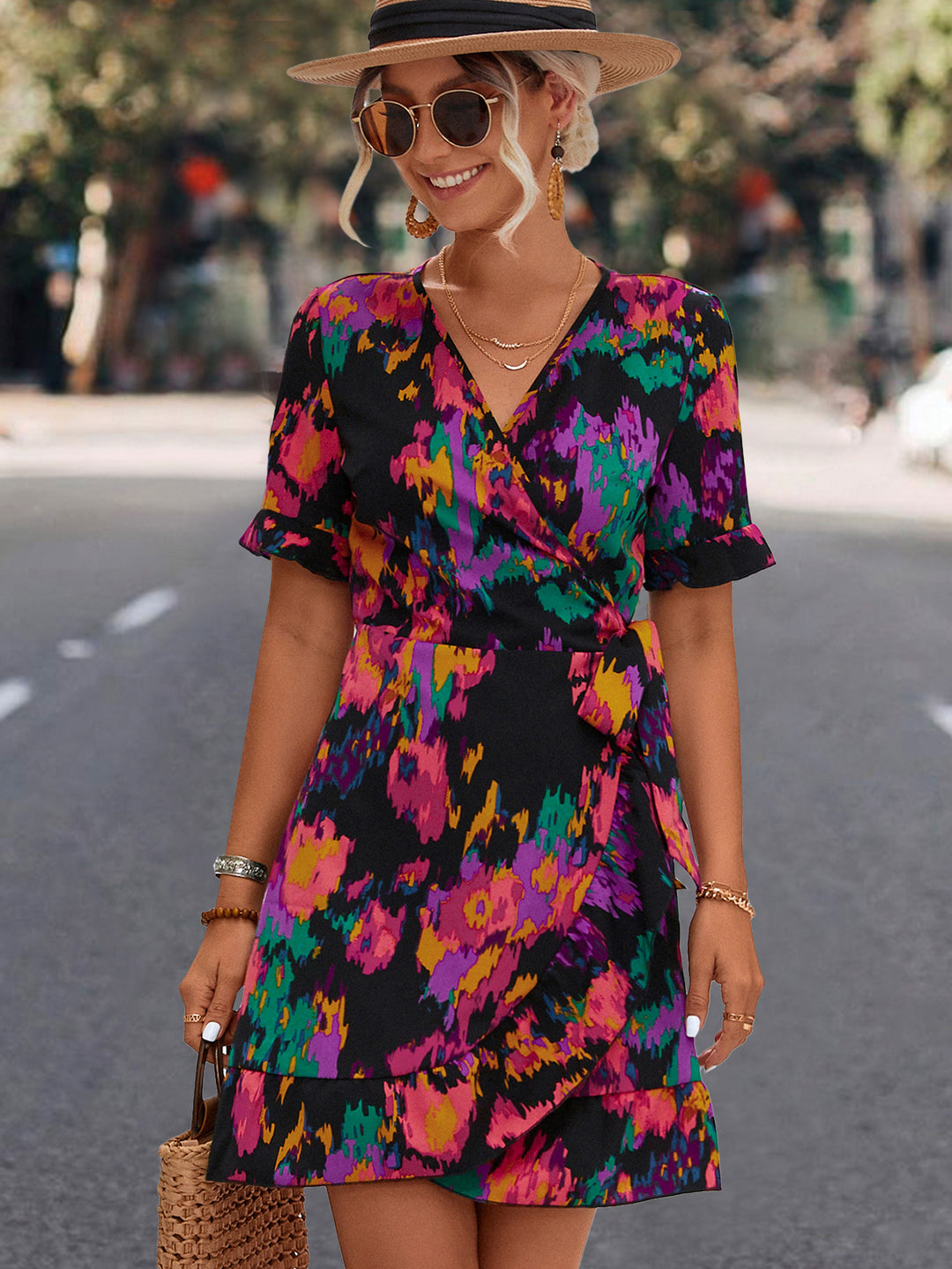 Damen Wickelkleid mit floralen Akzenten und elegantem Taillengurt EB