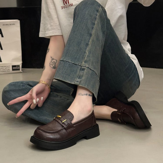 Damen Modische Leder-Slipper mit goldenen Akzenten EB