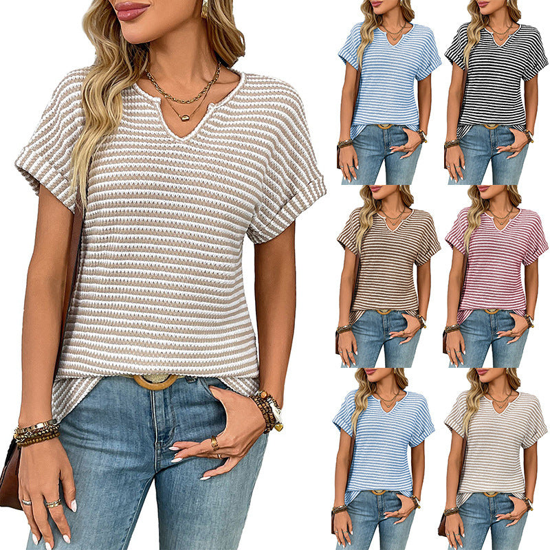 EB | Locker gestreiftes T-Shirt mit V-Ausschnitt