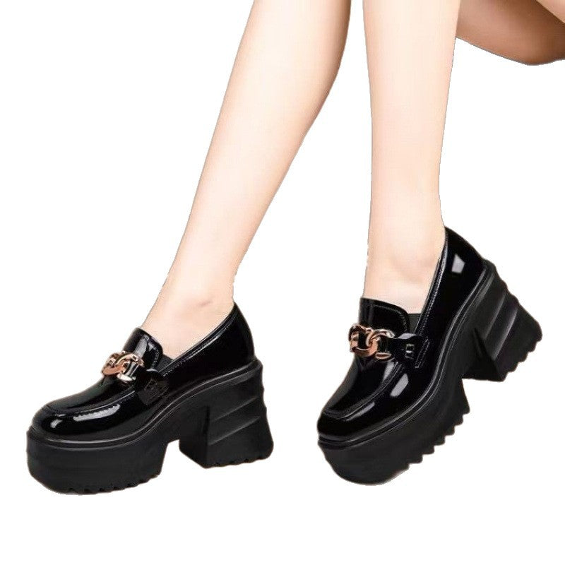 Damen Hochfront Mules mit glänzendem Obermaterial und modischem Ketten-Detail EB