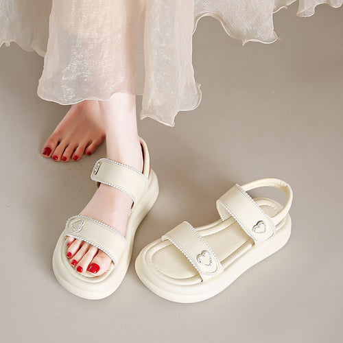 Damen Riemensandalen mit dekorativen Herz-Akzenten EB