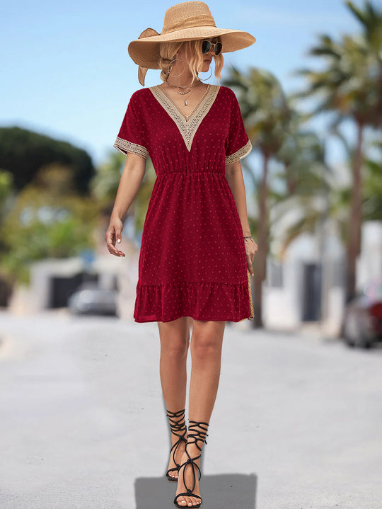 Damen Freizeitkleid mit V-Ausschnitt und Spitzenakzenten EB