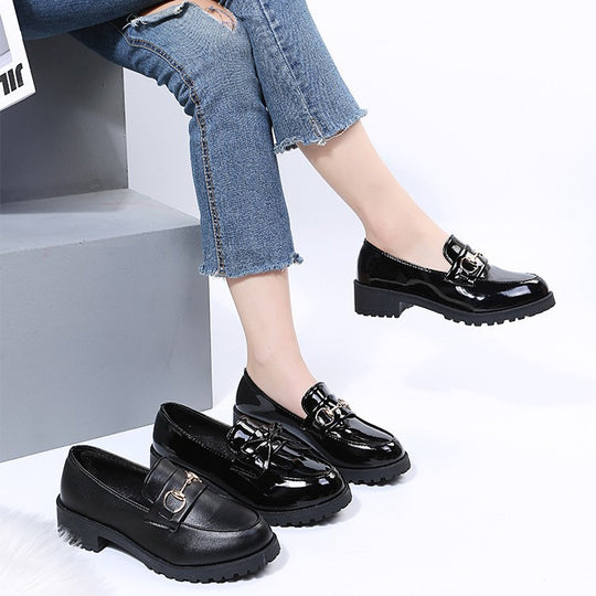 Damen Elegante Loafers mit glänzendem Finish und modischem Kettenverschluss EB