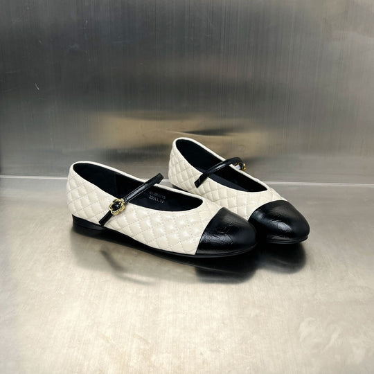 Damen Ballerinas mit eleganter Steppung und dekorativem Riemen EB