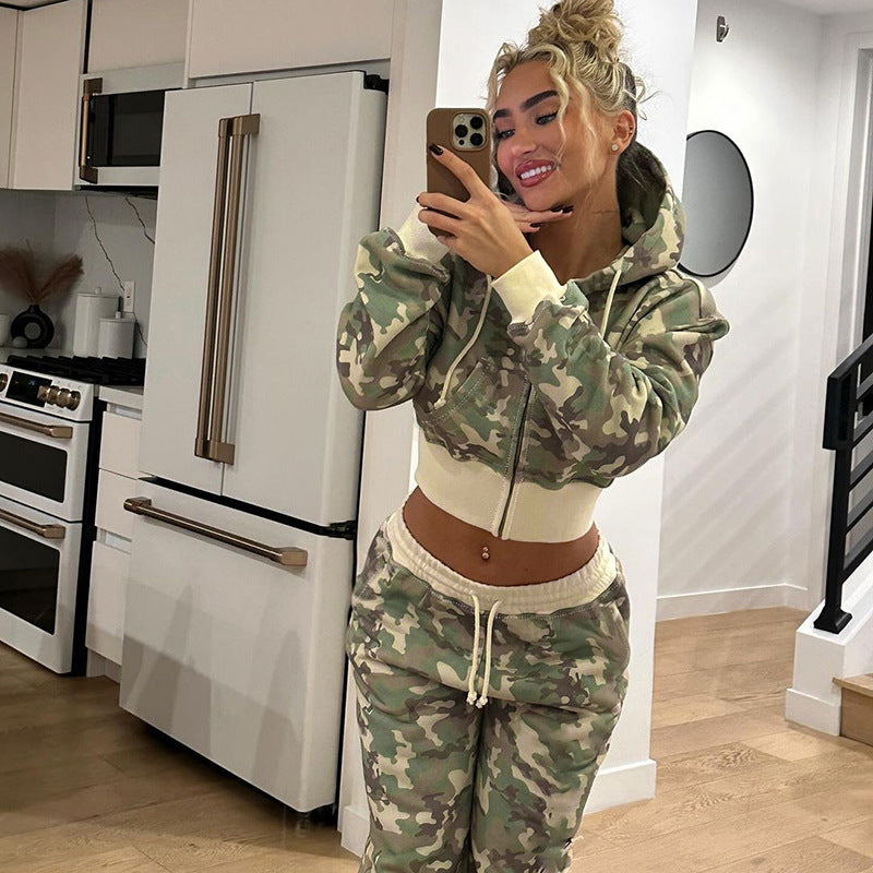 Damen nan kurz geschnittene Kapuzenjacke mit Camouflage-Muster, Frontreißverschluss, Kängurutasche und weitem Rippbund EB