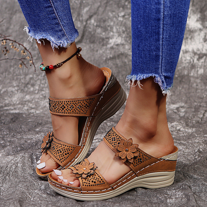 Damen Komfortable und modische Riemensandalen mit floralem Design EB