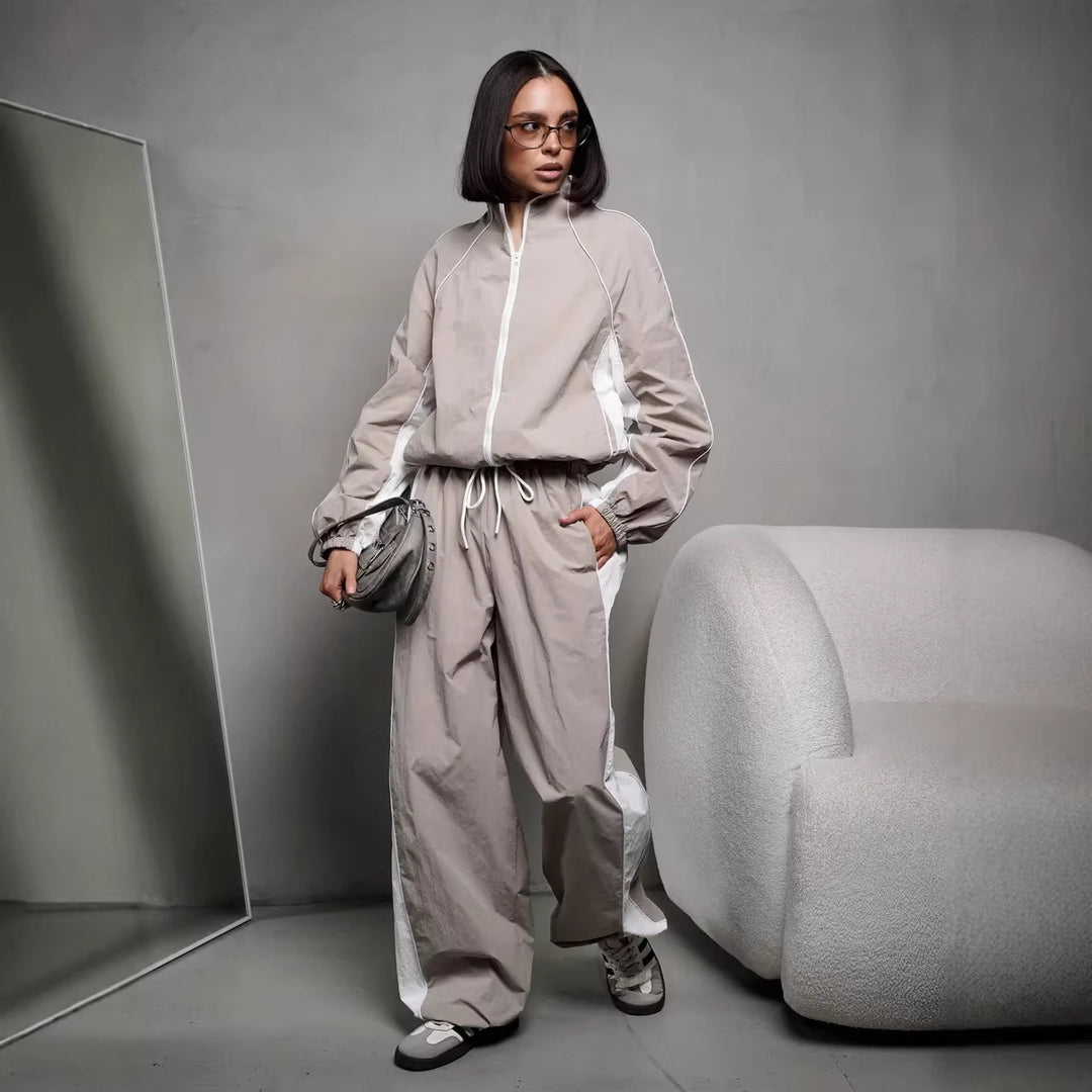 Damen sportlich-elegantes Trackset mit Stehkragen, Reißverschlussjacke und weitem Seitenstreifen-Hose Eichborn Berlin