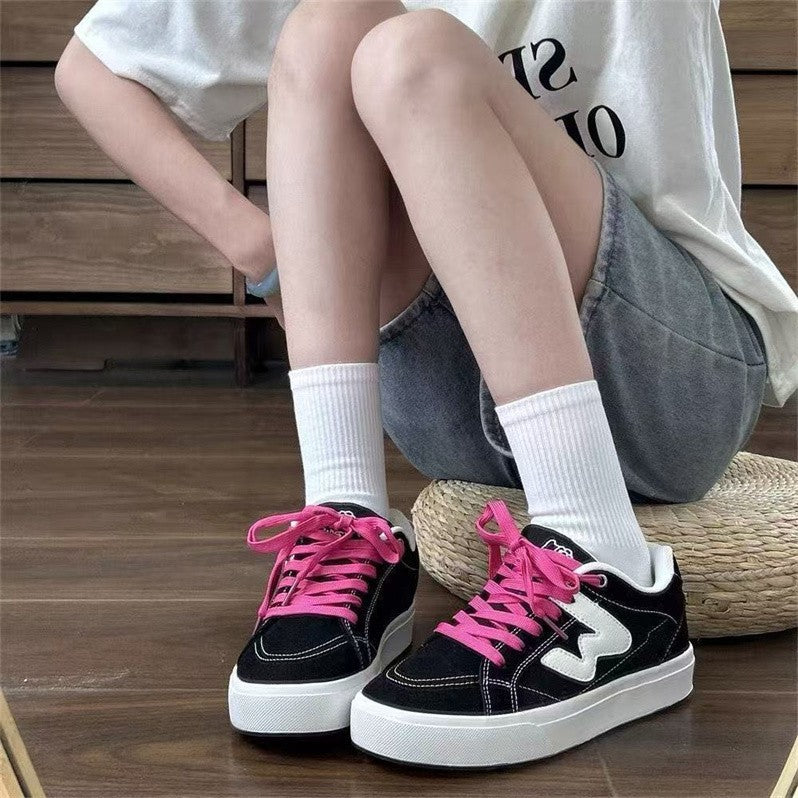 Damen Sportliche Sneaker mit kontrastierenden Schnürsenkeln und robustem Gummiprofil EB