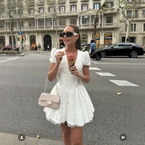 Damen Sommerkleid mit zarter Stickerei und voluminösem Rock EB