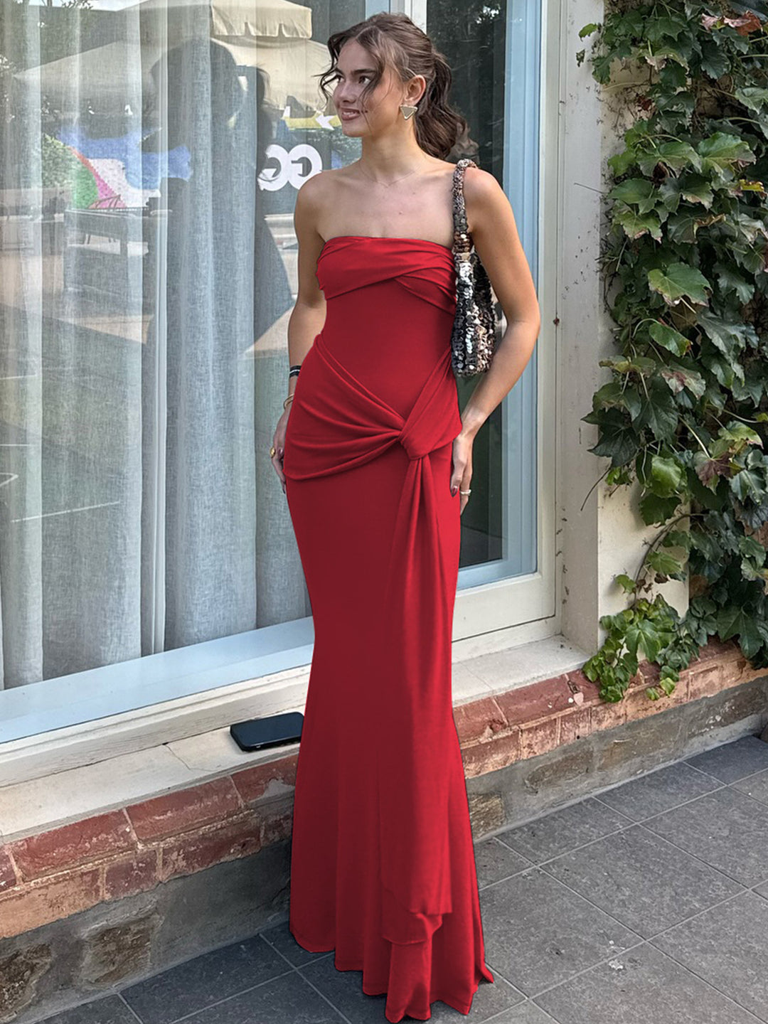 EB | Einfarbiges ärmelloses Kleid mit hoher Taille und Ein-Wort-Ausschnitt