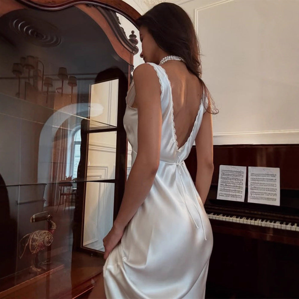 Damen elegantes Satin-Nachtkleid mit tiefem V-Ausschnitt und Spitzenakzenten EB