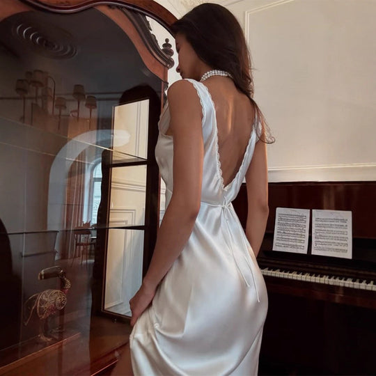 Damen elegantes Satin-Nachtkleid mit tiefem V-Ausschnitt und Spitzenakzenten EB