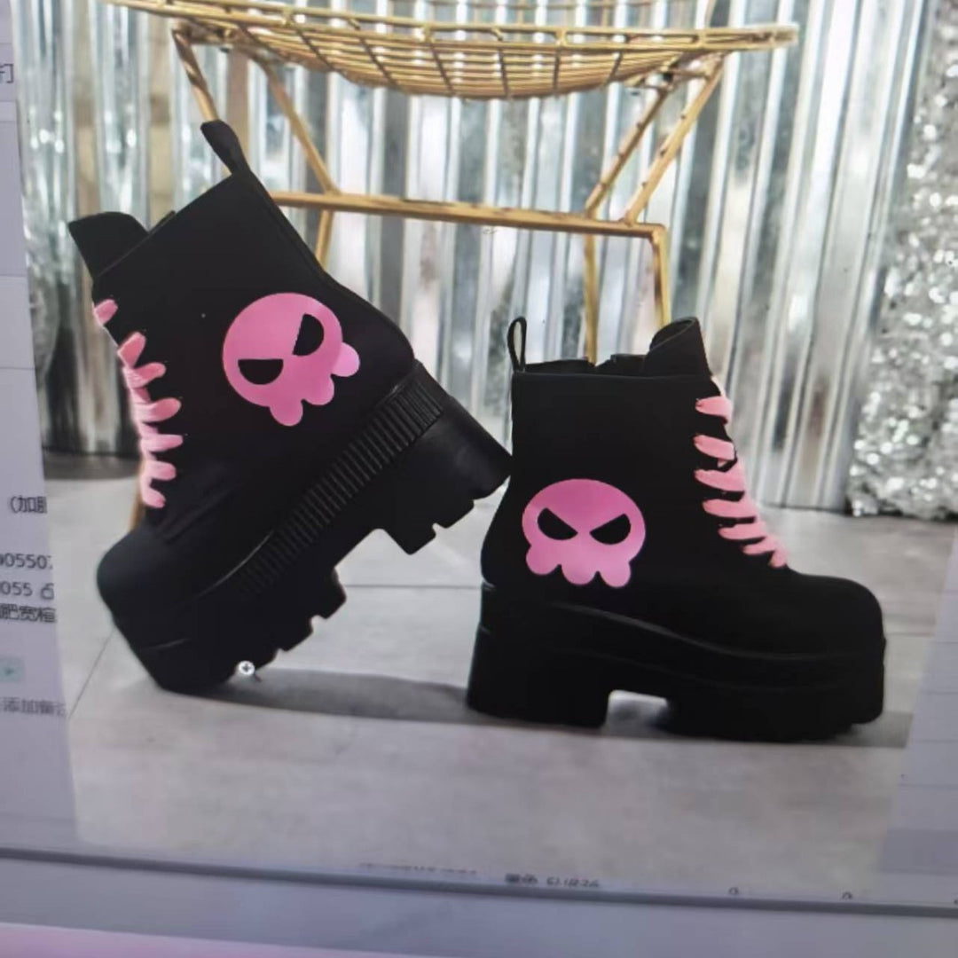 Damen nan knöchelhohe Plateau-Boots im Punk- und Gothic-Style mit überhöhter Profilsohle und markanter Totenkopf-Applikation EB