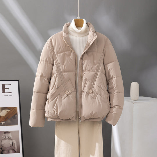 Damen nan kurzer Steppblouson mit hoher Kragenblende, diagonal gesetzten Ziernähten und aufgesetzten Pattentaschen EB