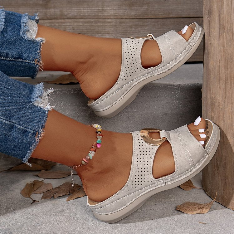 Damen Komfortable Clogs mit modischen Perforationen und geschmücktem Riemen EB
