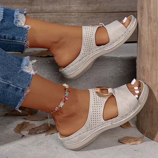 Damen Komfortable Clogs mit modischen Perforationen und geschmücktem Riemen EB