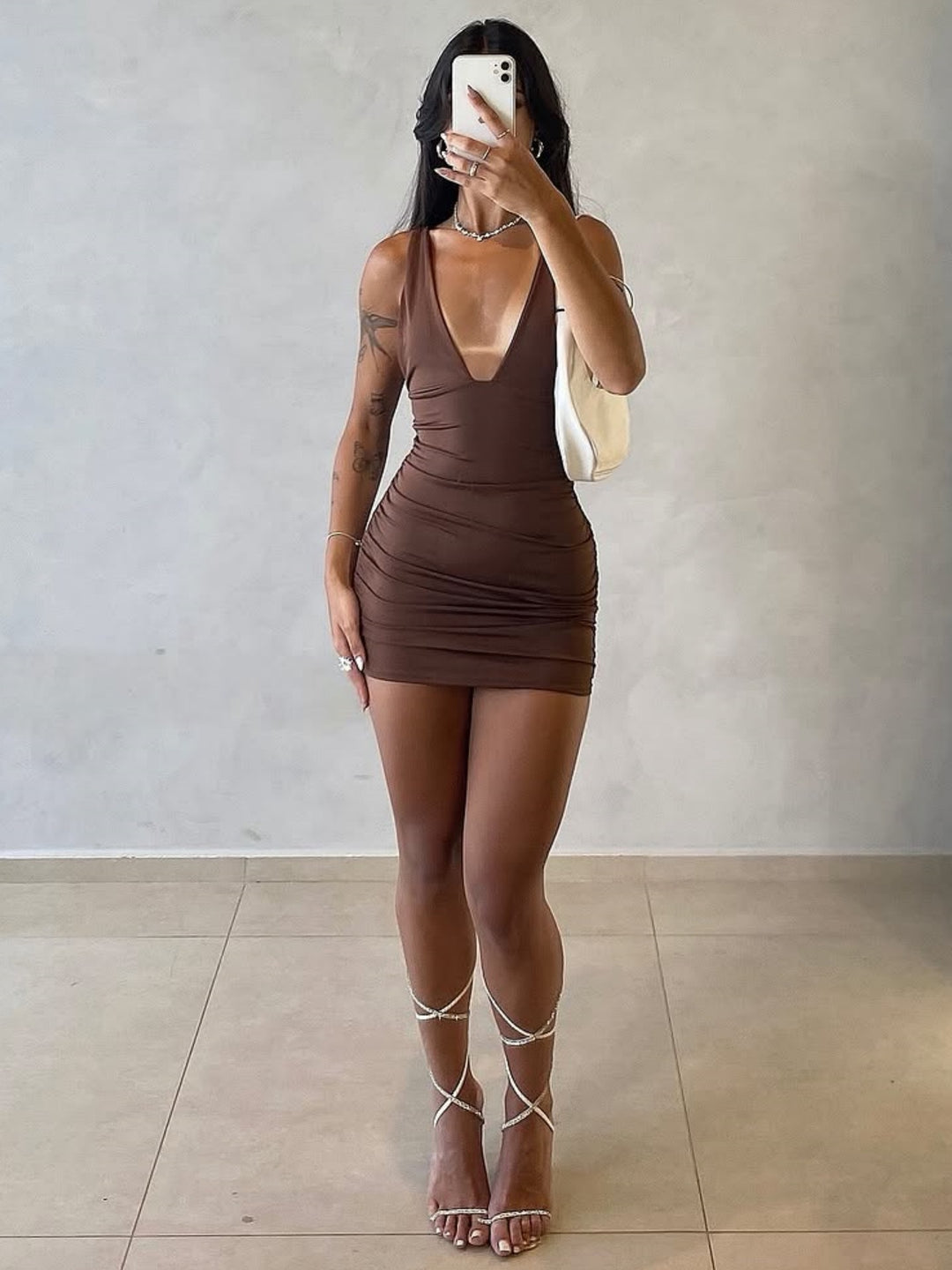Damen figurbetontes Minikleid mit tiefem V-Ausschnitt und Raffung EB