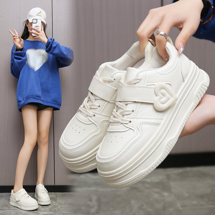 Damen Sportliche Sneakers mit Herz-Applikation EB