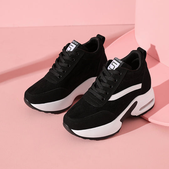 Damen nan urbaner Plateausneaker mit luftgeformter Zwischensohle und geschwungener Seitenapplikation EB
