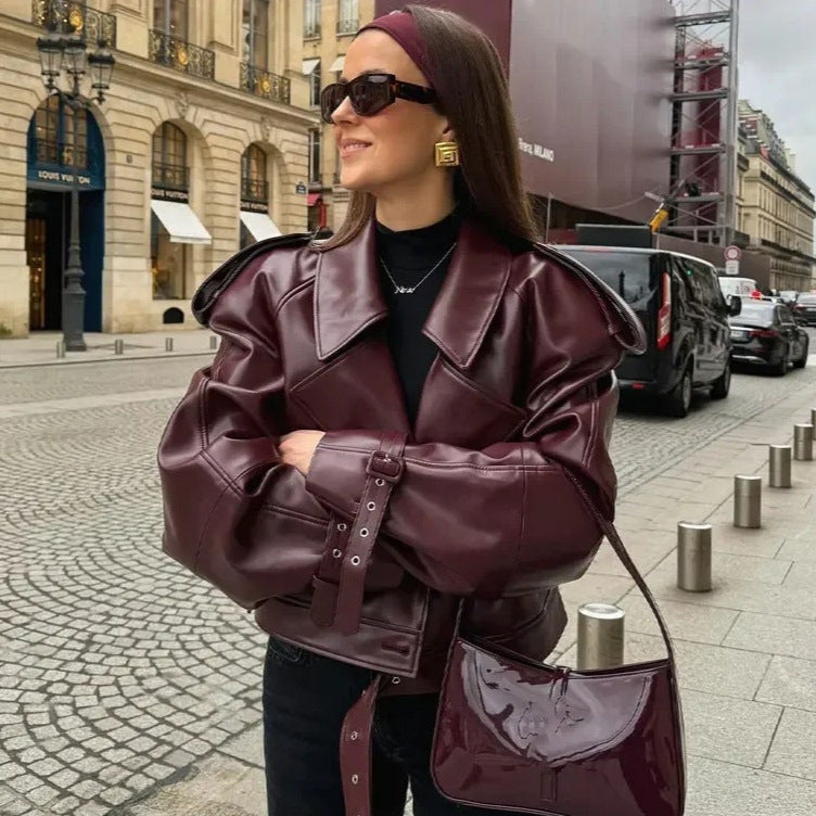 Damen Kunstleder Bikerjacke im modischem Cropped-Design mit taillierbarem Gürtel und dekorativen Knöpfen EB