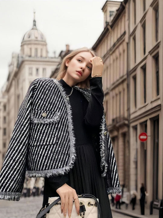 Damen luxuriöse Strickjacke mit fransigen Kanten und Knopfdetails EB