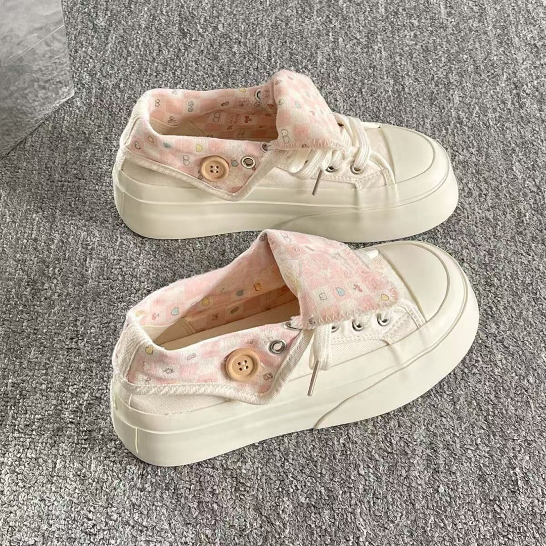 Damen Modische Sneakers mit besonderen Knopf-Details und verspieltem Karomuster EB