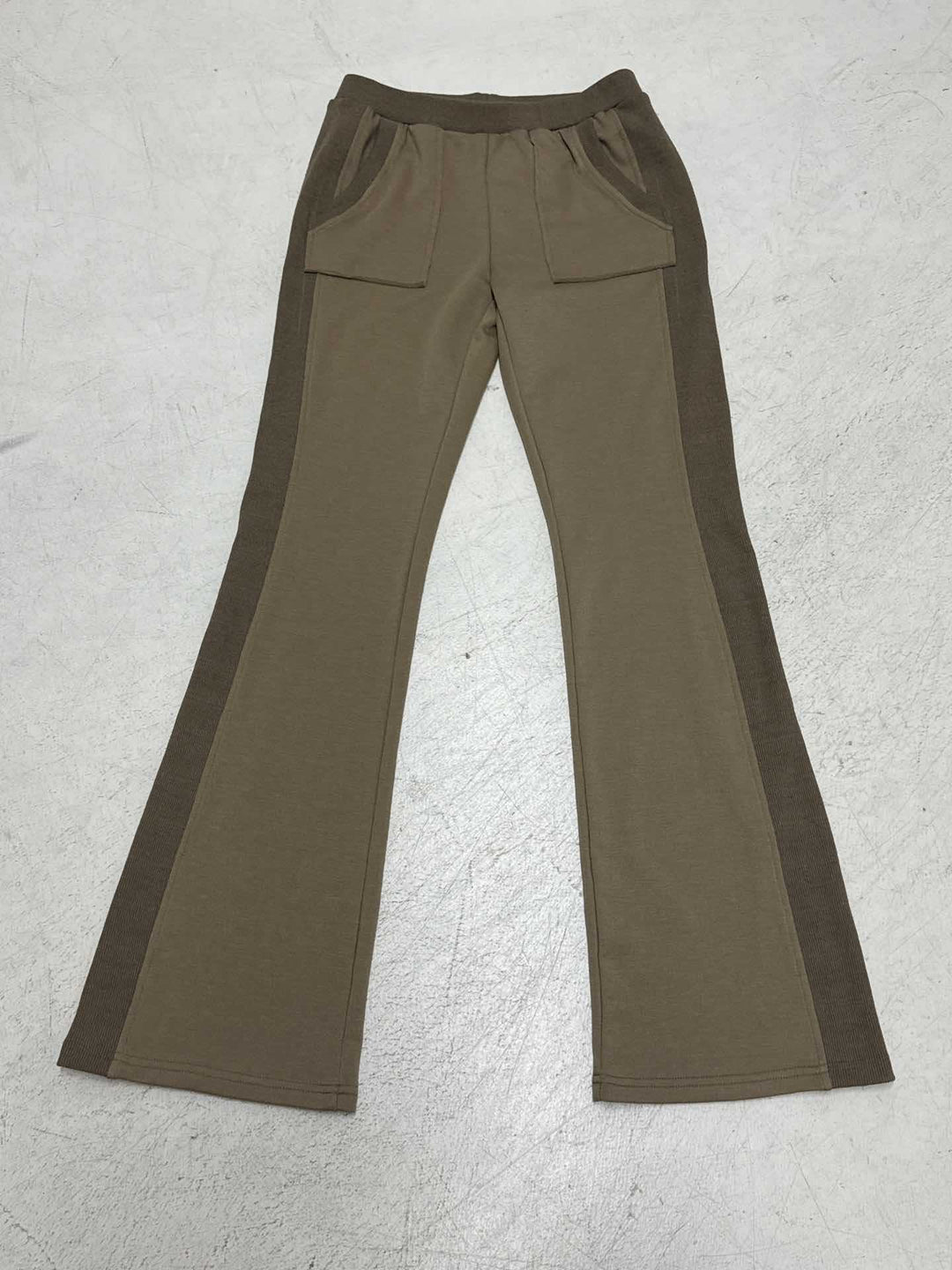 Damen nan Stretch-Flared-Hose mit hoher Taille, aufgesetzten Taschen und seitlichen Einsatzbahnen EB