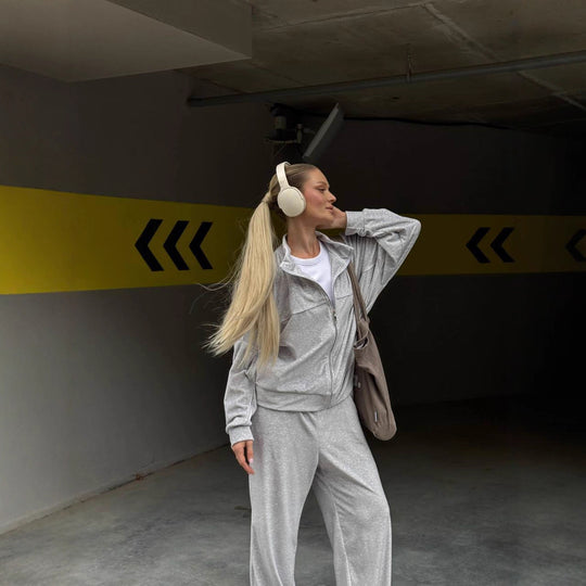 Damen sportive Oversize-Fleecejacke mit diagonaler Reißverschluss-Optik und weit geschnittener High-Waist-Jogginghose Eichborn Berlin
