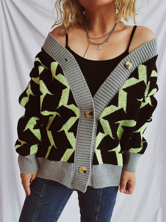 Damen Grobstrickjacke mit grafischem Muster und hochwertigen Knopfdetails EB
