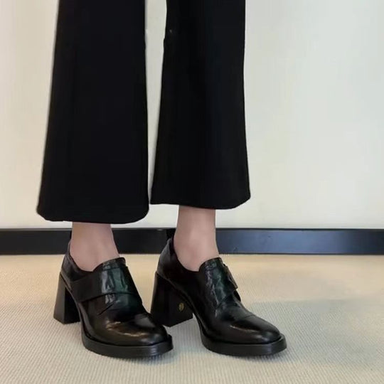 Damen Blockabsatz-Pumps mit doppeltem Riemchen und glänzender Oberflächenstruktur EB