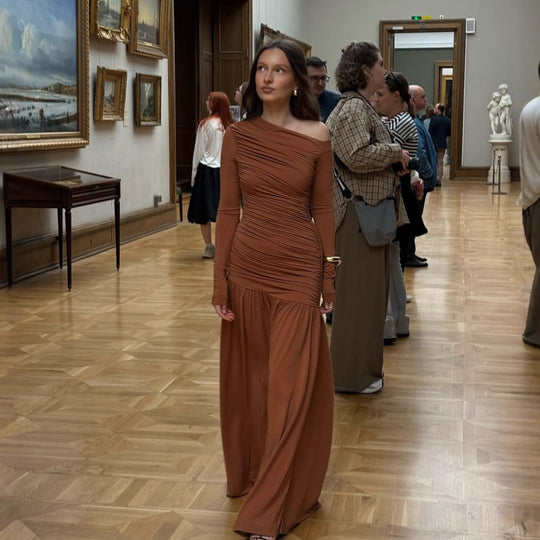 Damen Elegantes Maxikleid mit asymmetrischem Schnitt und Raffung EB