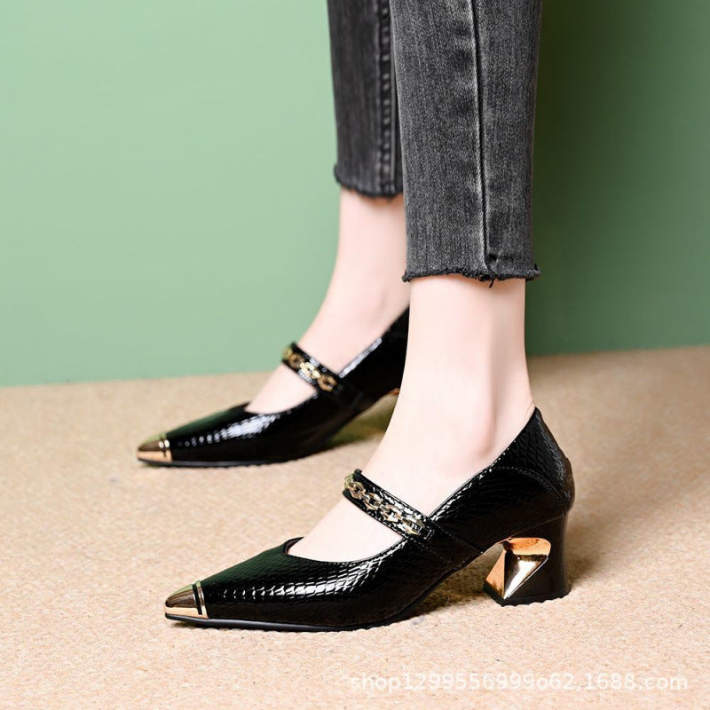 Damen Elegante Pumps mit modischem Kettenriemen und glänzendem Blockabsatz EB