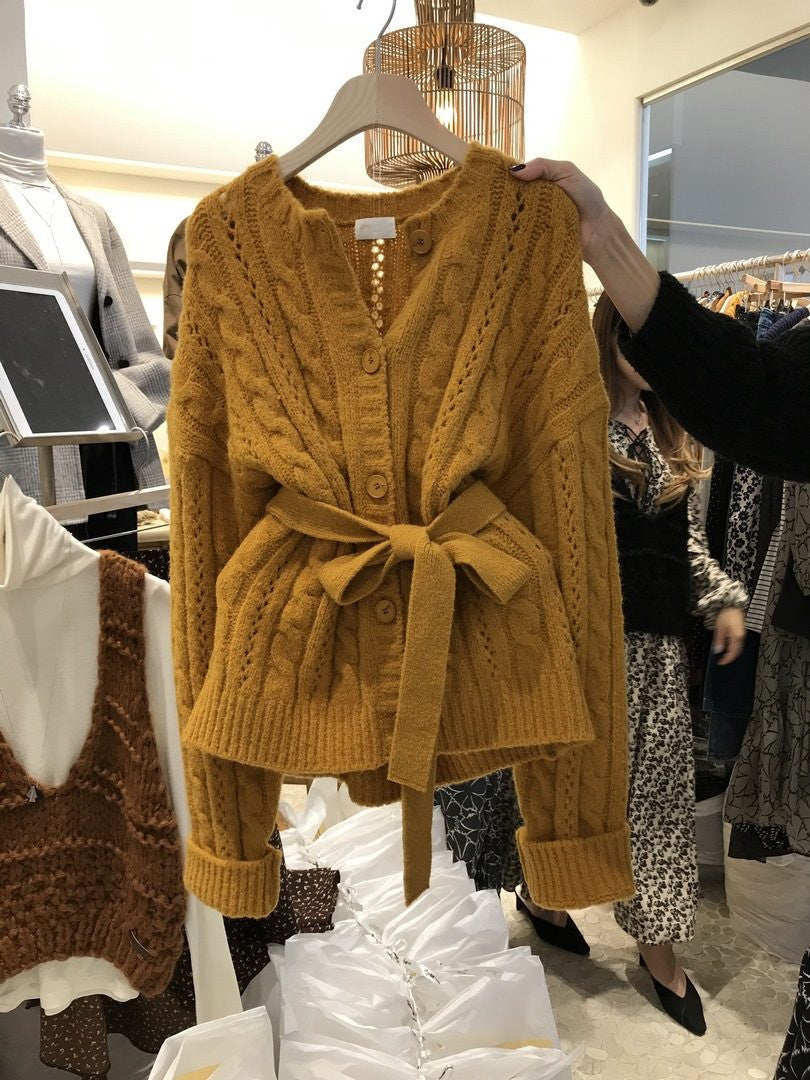 Damen Strickjacke mit Taillengürtel und Zopfmuster EB
