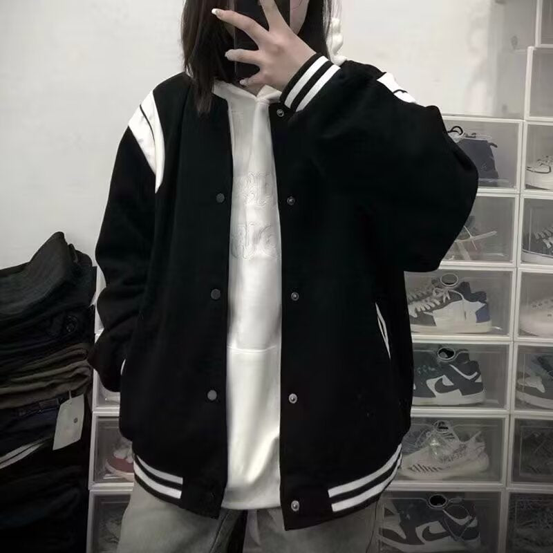 EB | Lässige Varsity Jacke Im Retro Stil mit Gestreiften Ärmeldetails und Gerippten Bündchen