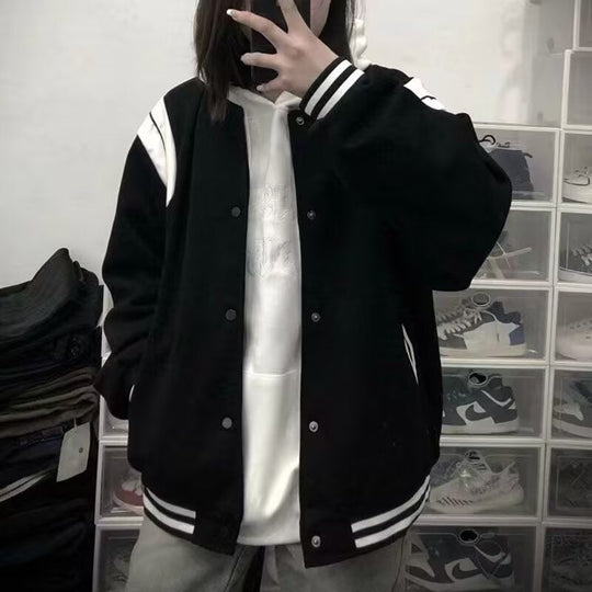 EB | Lässige Varsity Jacke Im Retro Stil mit Gestreiften Ärmeldetails und Gerippten Bündchen
