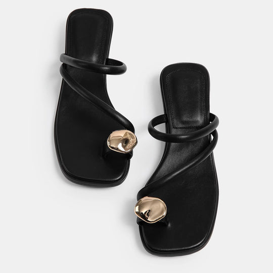 Damen Zehentrenner-Sandalen mit elegantem Riemendesign und goldfarbenem Akzent EB