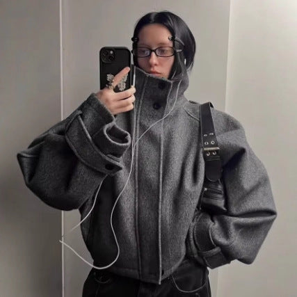 Damen nan kurze Wolljacke mit Stehkragen, Schulterklappen, verdeckter Knopfleiste und verstellbaren Manschetten EB
