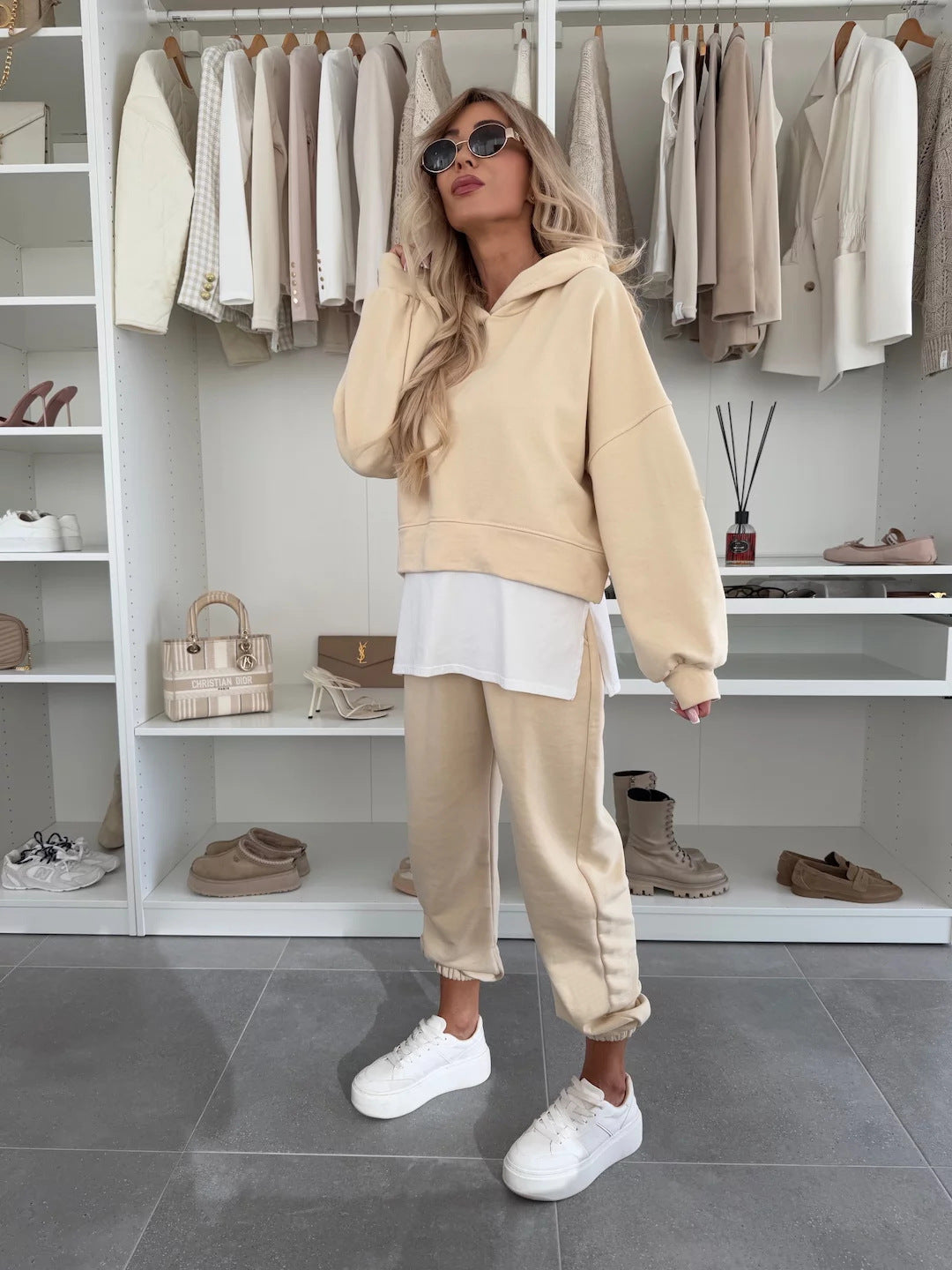 Damen Cropped-Hoodie-Lounge-Set mit asymmetrischem Saum, voluminösen Raglanärmeln und gekrempelter Jogginghose Eichborn Berlin