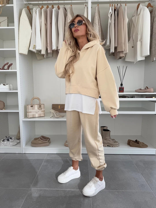 Damen Cropped-Hoodie-Lounge-Set mit asymmetrischem Saum, voluminösen Raglanärmeln und gekrempelter Jogginghose Eichborn Berlin
