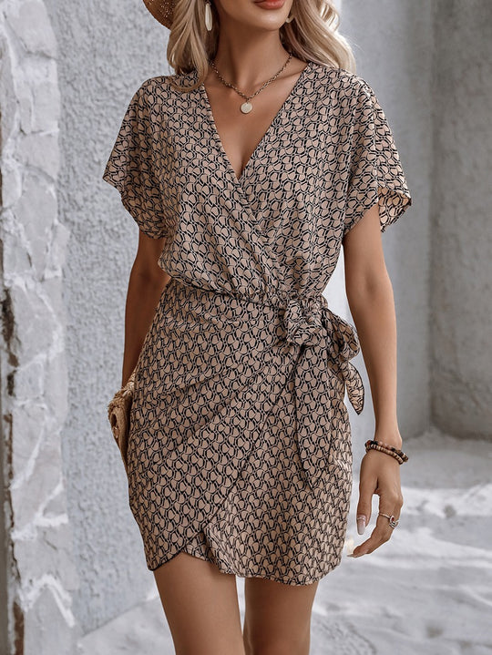 Damen Wickelkleid mit schmeichelndem Muster und Bindegürtel EB