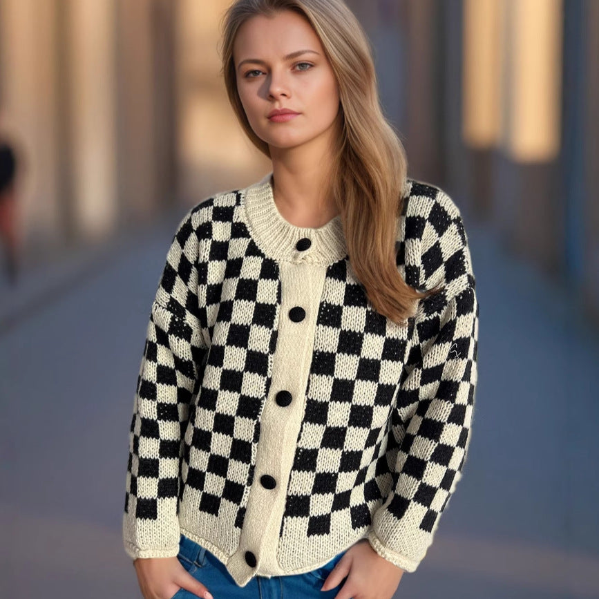 Damen Grobstrickjacke mit modernem Karomuster und praktischen Knopfdetails EB