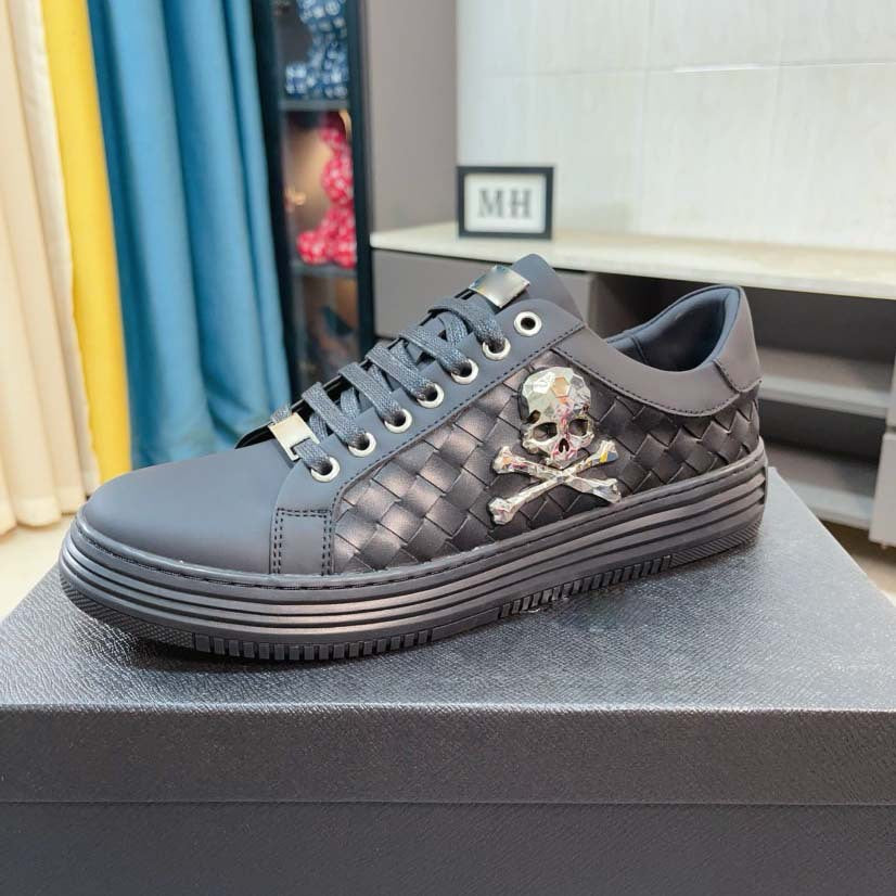 Damen modische Sneakers mit geflochtenem Design und auffälligem Totenkopf-Element EB