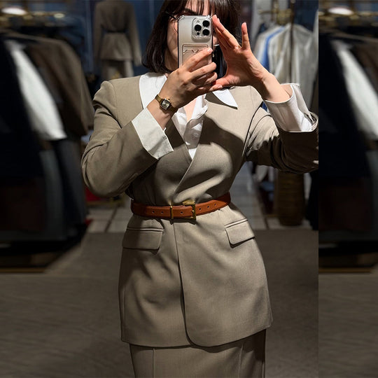 Damen eleganter Business-Anzug mit tailliertem Blazer und figurbetonter Skirt EB