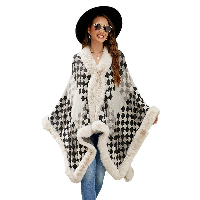 Damen eleganter Strickponcho mit luxuriösem Kunstfellbesatz und geometrischem Muster EB