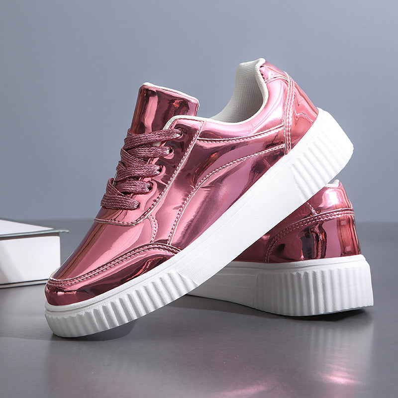 Damen nan niedrig geschnittener Sneaker mit spiegelnder Lackoberfläche, gepolstertem Schaft und erhöhter Laufsohle mit Rillenprofil EB