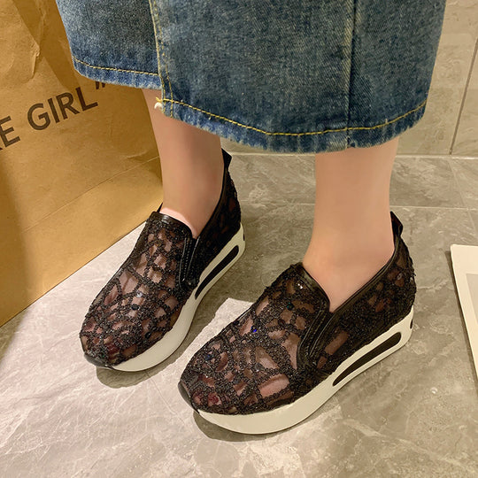 Damen Elegante Keil-Slipper mit transparentem Mesh, Paillettenstickerei und dämpfender Plateau-Sohle EB