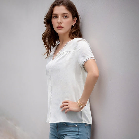 Damen Bluse mit zarten Spitzenakzenten und Knopfdetails EB