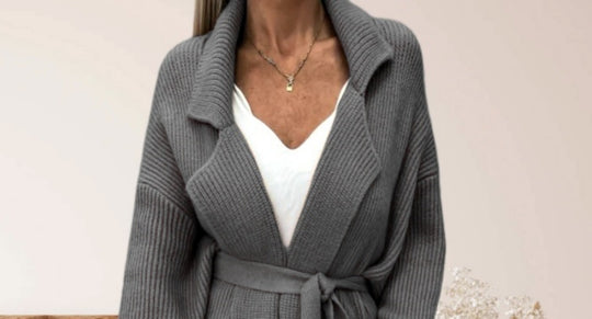 Damen Strickmantel mit Gürtel und breiten Revers EB