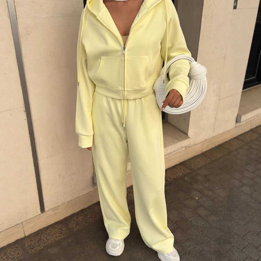 Damen Sportliches Outfit mit cropped Hoodie und weiten Jogginghosen EB